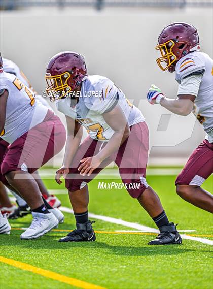 Thumbnail 2 in Beaumont United vs. Channelview (Scrimmage) photogallery.