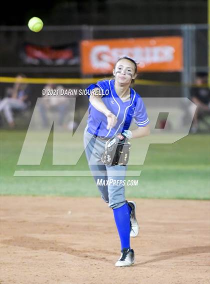 Thumbnail 3 in Fredonia vs Bagdad (AIA  1A Round 1 Playoff) photogallery.