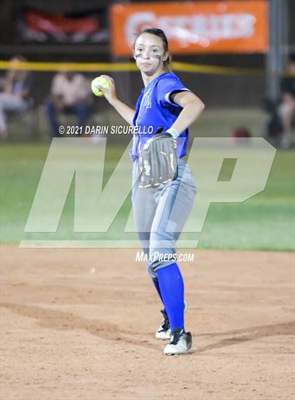 Thumbnail 2 in Fredonia vs Bagdad (AIA  1A Round 1 Playoff) photogallery.
