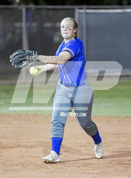Thumbnail 2 in Fredonia vs Bagdad (AIA  1A Round 1 Playoff) photogallery.