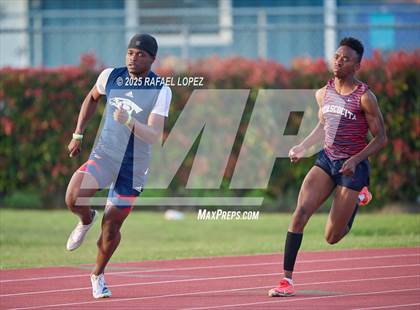 Thumbnail 3 in Panther Relays (200M) photogallery.