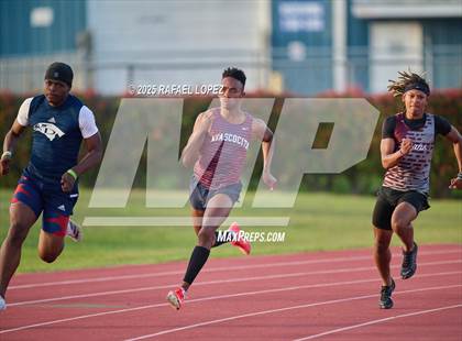 Thumbnail 1 in Panther Relays (200M) photogallery.