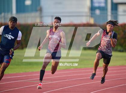 Thumbnail 2 in Panther Relays (200M) photogallery.