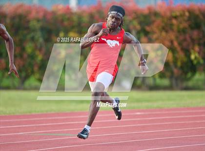 Thumbnail 3 in Panther Relays (200M) photogallery.