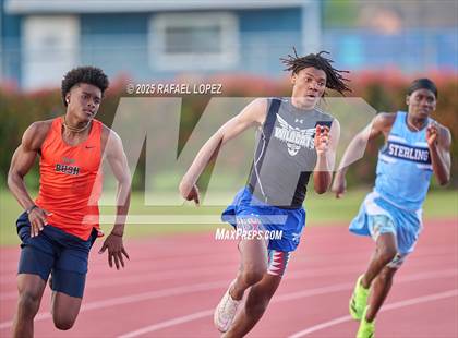 Thumbnail 3 in Panther Relays (200M) photogallery.