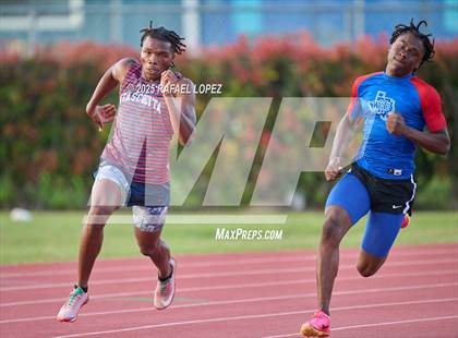 Thumbnail 1 in Panther Relays (200M) photogallery.