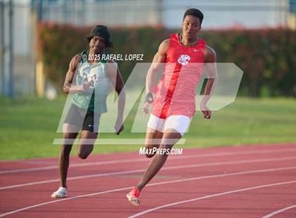 Thumbnail 1 in Panther Relays (200M) photogallery.