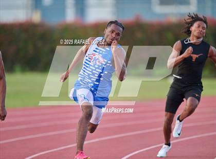 Thumbnail 1 in Panther Relays (200M) photogallery.