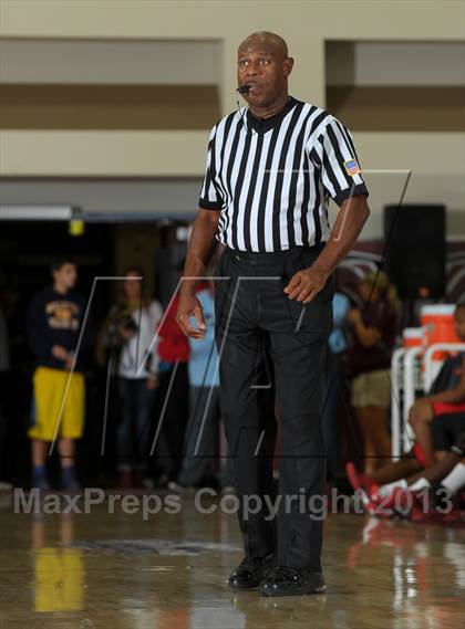 Thumbnail 1 in Issaquah vs. Westchester (MaxPreps Holiday Classic) photogallery.