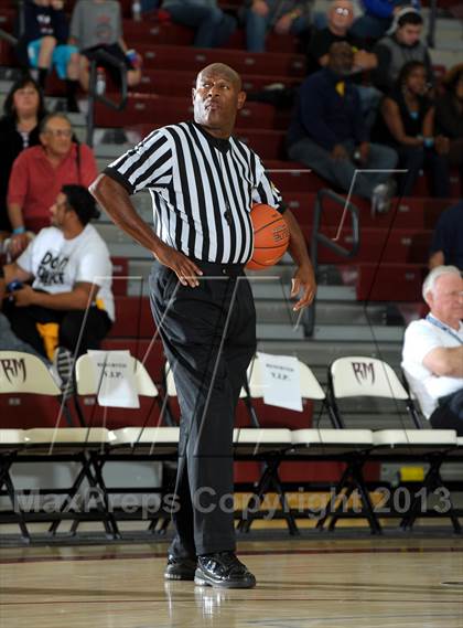 Thumbnail 1 in Issaquah vs. Westchester (MaxPreps Holiday Classic) photogallery.