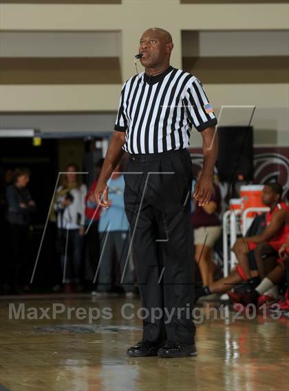 Thumbnail 3 in Issaquah vs. Westchester (MaxPreps Holiday Classic) photogallery.