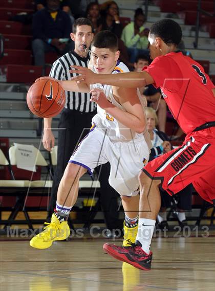 Thumbnail 2 in Issaquah vs. Westchester (MaxPreps Holiday Classic) photogallery.