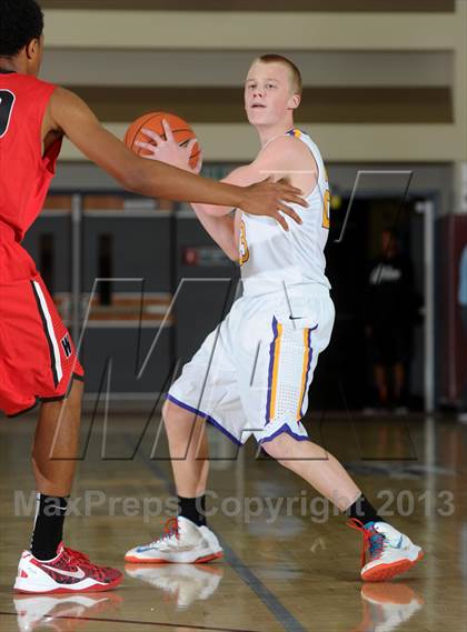 Thumbnail 3 in Issaquah vs. Westchester (MaxPreps Holiday Classic) photogallery.