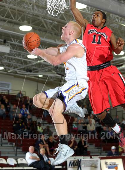 Thumbnail 3 in Issaquah vs. Westchester (MaxPreps Holiday Classic) photogallery.