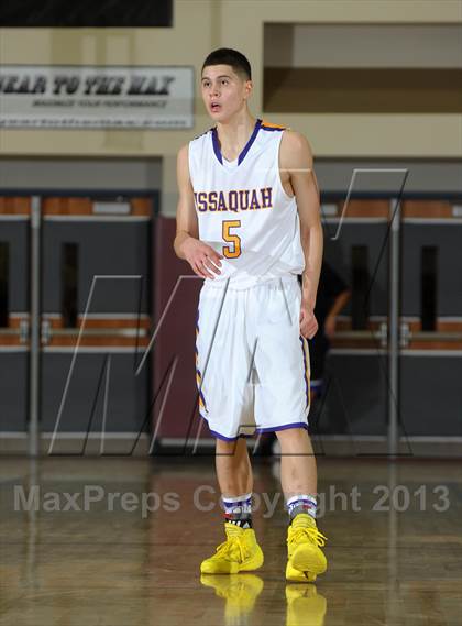 Thumbnail 1 in Issaquah vs. Westchester (MaxPreps Holiday Classic) photogallery.