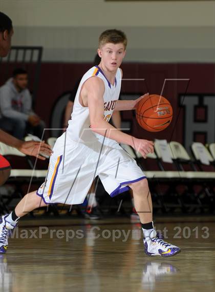 Thumbnail 3 in Issaquah vs. Westchester (MaxPreps Holiday Classic) photogallery.