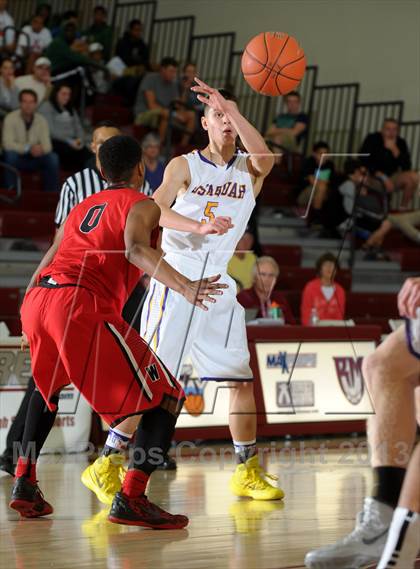 Thumbnail 3 in Issaquah vs. Westchester (MaxPreps Holiday Classic) photogallery.