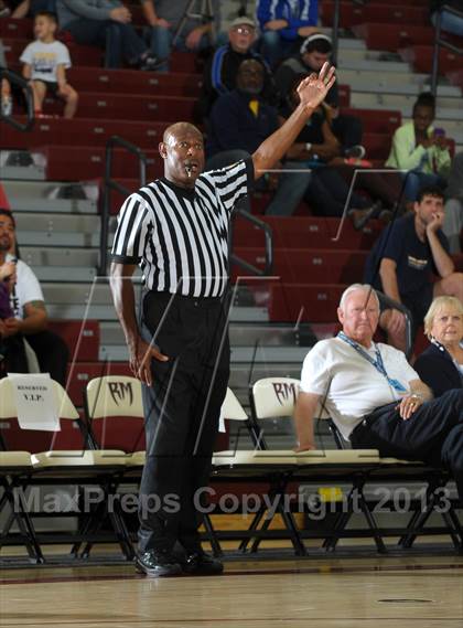 Thumbnail 2 in Issaquah vs. Westchester (MaxPreps Holiday Classic) photogallery.