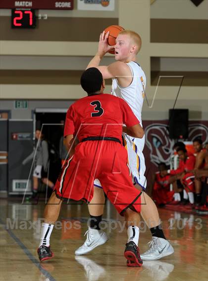 Thumbnail 2 in Issaquah vs. Westchester (MaxPreps Holiday Classic) photogallery.