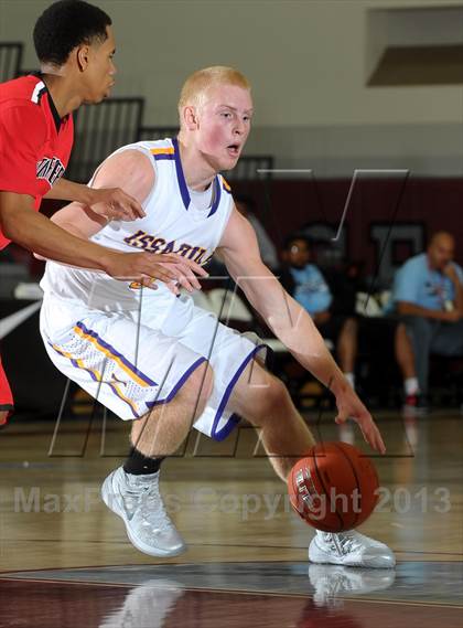 Thumbnail 1 in Issaquah vs. Westchester (MaxPreps Holiday Classic) photogallery.