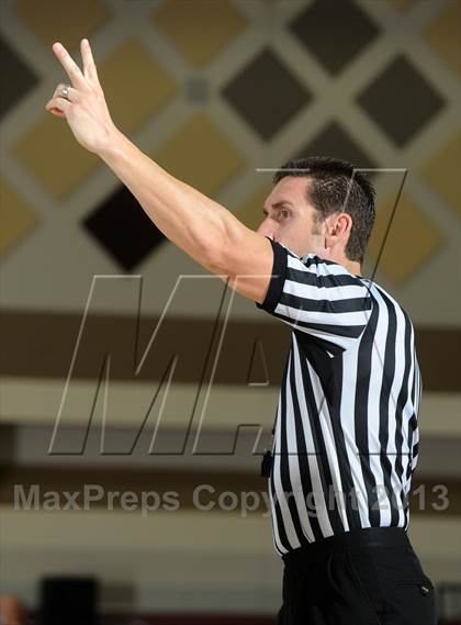 Thumbnail 2 in Issaquah vs. Westchester (MaxPreps Holiday Classic) photogallery.