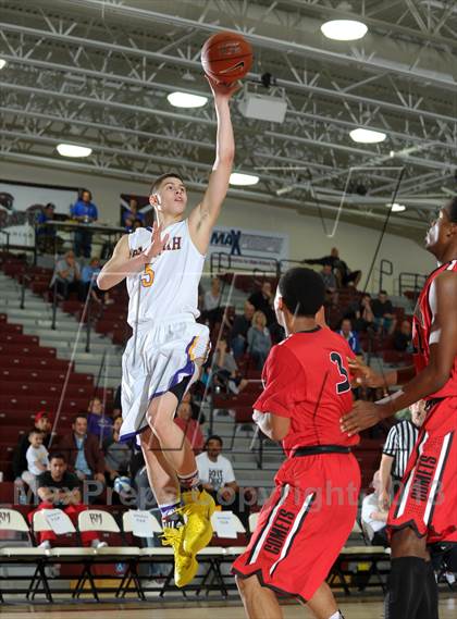 Thumbnail 3 in Issaquah vs. Westchester (MaxPreps Holiday Classic) photogallery.