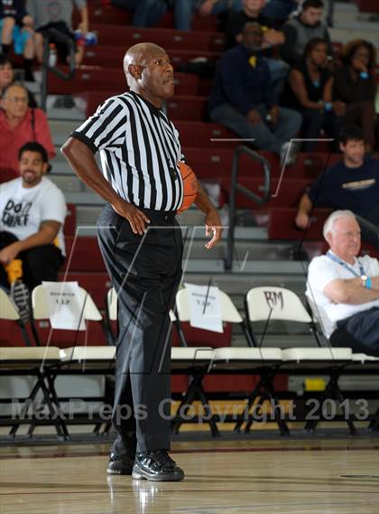 Thumbnail 2 in Issaquah vs. Westchester (MaxPreps Holiday Classic) photogallery.