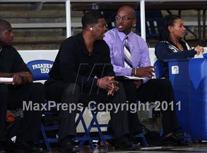 Thumbnail 3 in Manvel vs. Bellaire (McDonald's Texas Invitational)  photogallery.