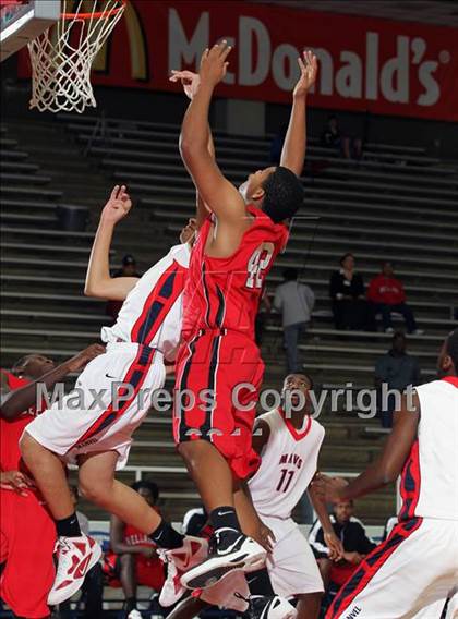 Thumbnail 2 in Manvel vs. Bellaire (McDonald's Texas Invitational)  photogallery.