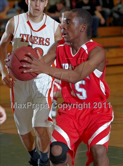 Thumbnail 2 in Roseville vs. Mira Loma (Mesa Verde Tournament) photogallery.