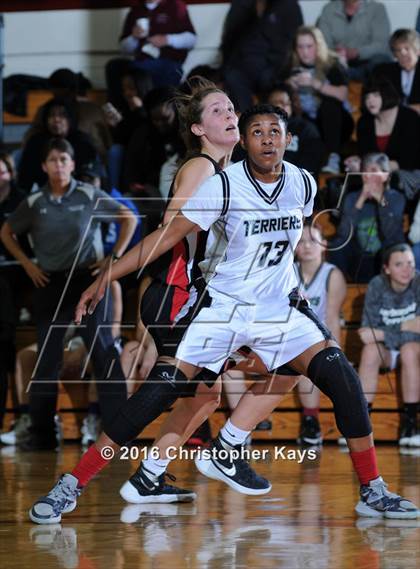 Thumbnail 3 in Highland vs. Carbondale (IHSA 3A Sectional Semifinal) photogallery.