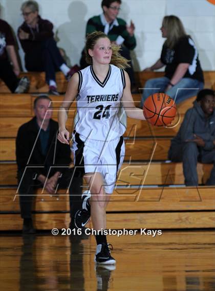 Thumbnail 2 in Highland vs. Carbondale (IHSA 3A Sectional Semifinal) photogallery.