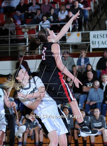 Thumbnail 2 in Highland vs. Carbondale (IHSA 3A Sectional Semifinal) photogallery.