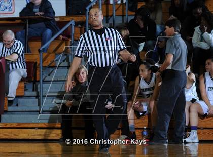 Thumbnail 2 in Highland vs. Carbondale (IHSA 3A Sectional Semifinal) photogallery.
