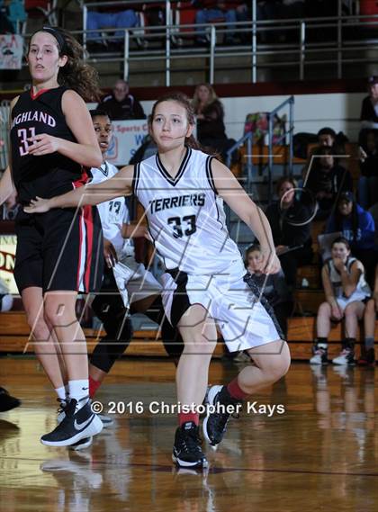 Thumbnail 2 in Highland vs. Carbondale (IHSA 3A Sectional Semifinal) photogallery.