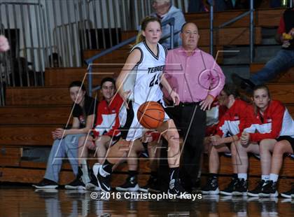 Thumbnail 2 in Highland vs. Carbondale (IHSA 3A Sectional Semifinal) photogallery.