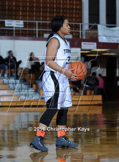 Thumbnail 1 in Highland vs. Carbondale (IHSA 3A Sectional Semifinal) photogallery.
