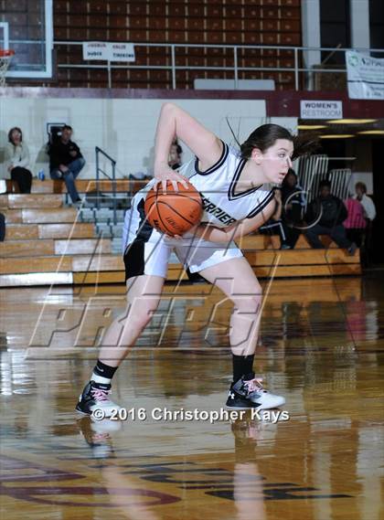 Thumbnail 2 in Highland vs. Carbondale (IHSA 3A Sectional Semifinal) photogallery.