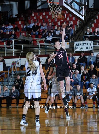 Thumbnail 3 in Highland vs. Carbondale (IHSA 3A Sectional Semifinal) photogallery.