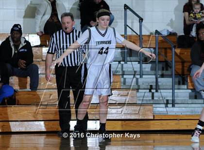 Thumbnail 1 in Highland vs. Carbondale (IHSA 3A Sectional Semifinal) photogallery.