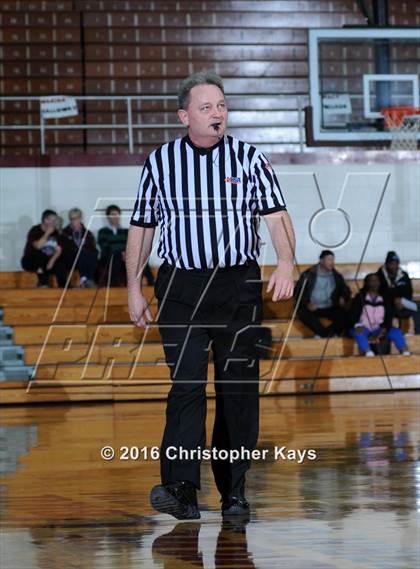 Thumbnail 3 in Highland vs. Carbondale (IHSA 3A Sectional Semifinal) photogallery.