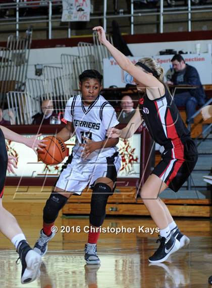 Thumbnail 2 in Highland vs. Carbondale (IHSA 3A Sectional Semifinal) photogallery.