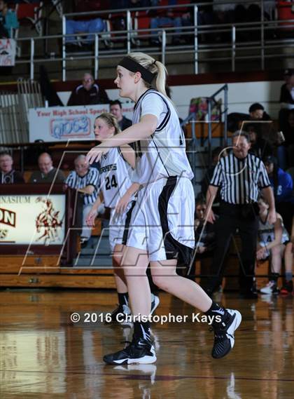 Thumbnail 3 in Highland vs. Carbondale (IHSA 3A Sectional Semifinal) photogallery.