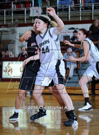 Thumbnail 3 in Highland vs. Carbondale (IHSA 3A Sectional Semifinal) photogallery.