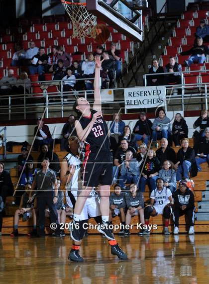 Thumbnail 2 in Highland vs. Carbondale (IHSA 3A Sectional Semifinal) photogallery.