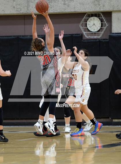 Thumbnail 3 in Esperanza vs. Mater Dei (Tom Riach Tournament) photogallery.