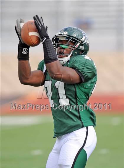 Thumbnail 3 in Poteet vs. Whitehouse (4A Division 2 Region 2 Area Playoffs) photogallery.