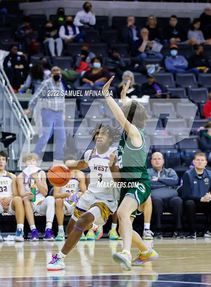 Thumbnail 2 in Bellevue West vs. Gretna photogallery.