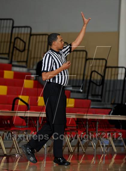 Thumbnail 1 in Leuzinger vs. Orange Lutheran (MaxPreps Holiday Classic) photogallery.