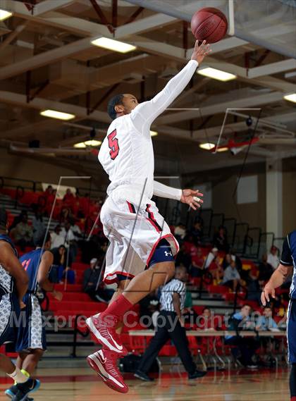 Thumbnail 2 in Leuzinger vs. Orange Lutheran (MaxPreps Holiday Classic) photogallery.